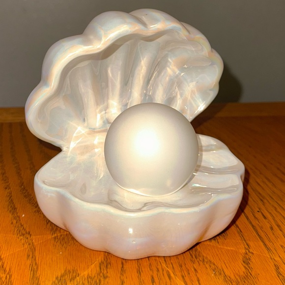 Sea Shell w/ Pearl Color Changing Light - Picture 2 of 4